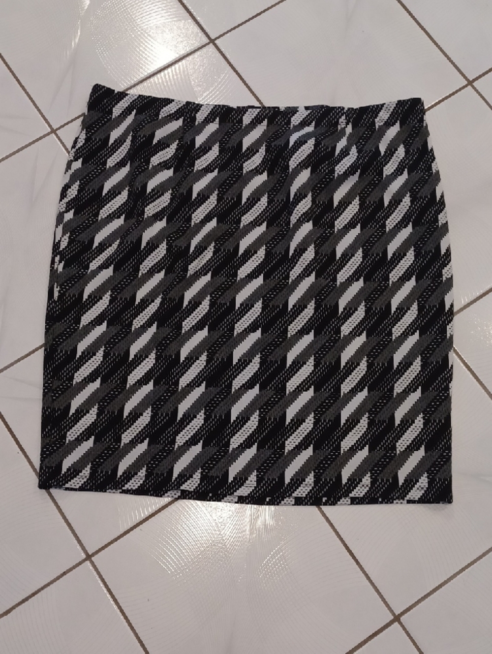 4/$80 Michel Studio Black & White Patterned Pencil Skirt - Size 4X (US22)